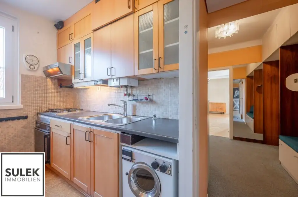 Bastiengasse 15: 3-Zimmer-DG-Wohnung mit separater Küche & gemütlicher, sonniger Terrasse