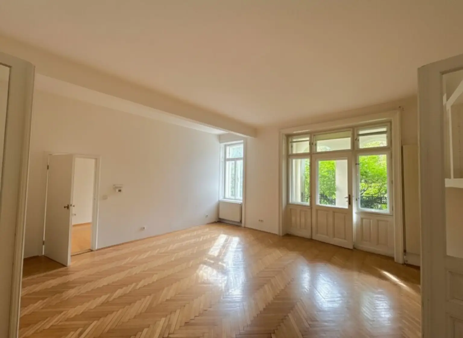 Exklusives Altbaujuwel in Gersthof – Sanierungsbedürftige 3,5-Zimmer-Wohnung mit Balkon in Zinsvilla