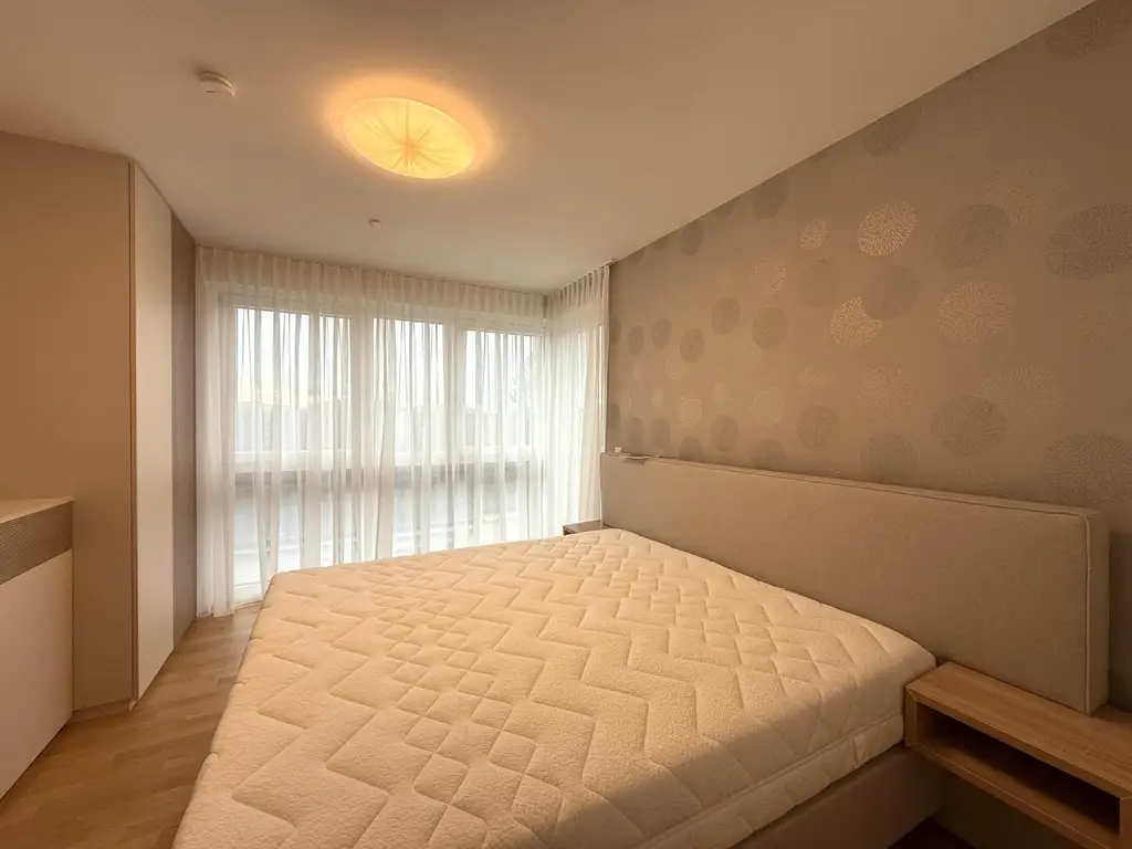 Exklusiv und komplett möblierte 3-Zimmer-Terrassenwohnung für gehob. Ansprüche // Excl. and fully furnished 3-room terr. apt for discerning tastes //