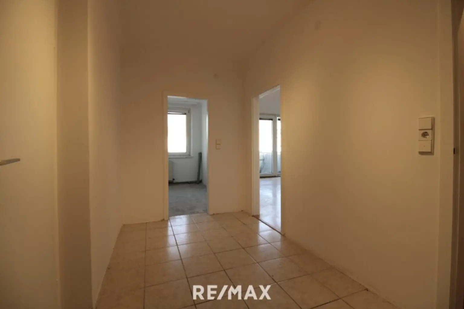 Helle 2-Zimmer-Wohnung mit Freifläche – ideal zur Sanierung