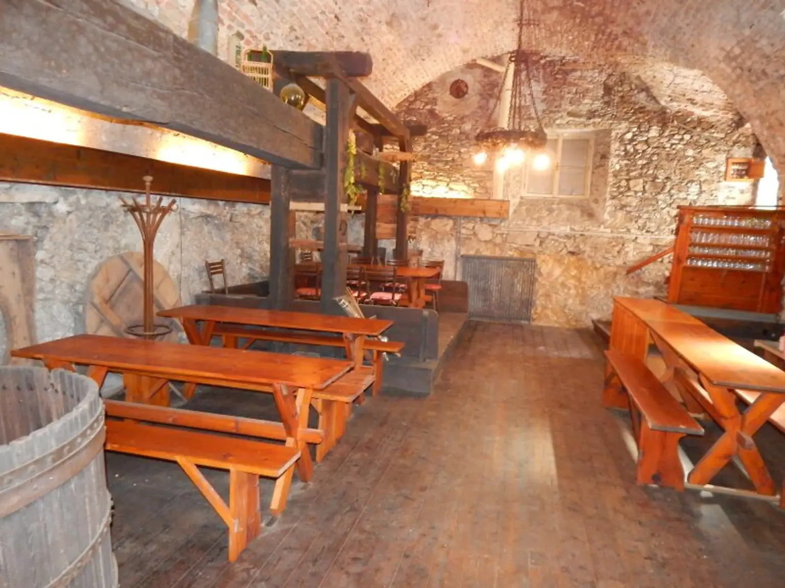 Historisches Gebäude mit großen Weinkeller mit Gewölbe im Zentrum von Perchtoldsdorf