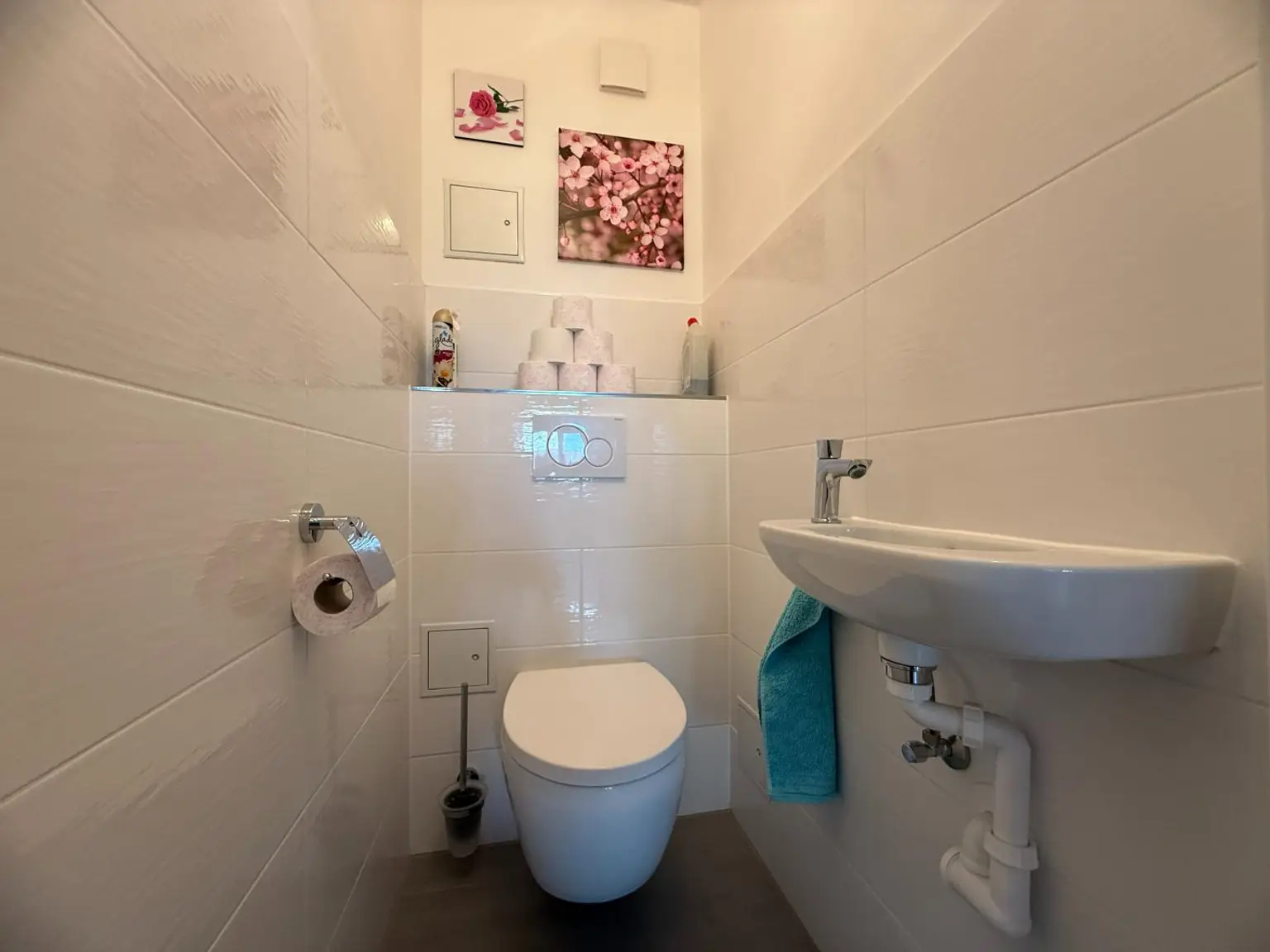 *** Hochwertig möbliert & top saniert: Stilvolle 74m²-Wohnung mit Loggia in ruhiger Lage + Carport ***
