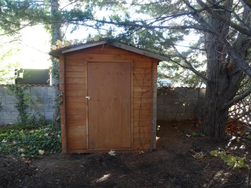 BUNGALOW INMITTEN DER VEGETATION IN RUHELAGE