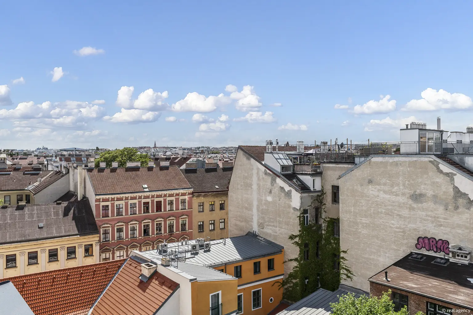 Großzügige Dachgeschoss-Wohnung mit drei Freiflächen – 4 Zimmer