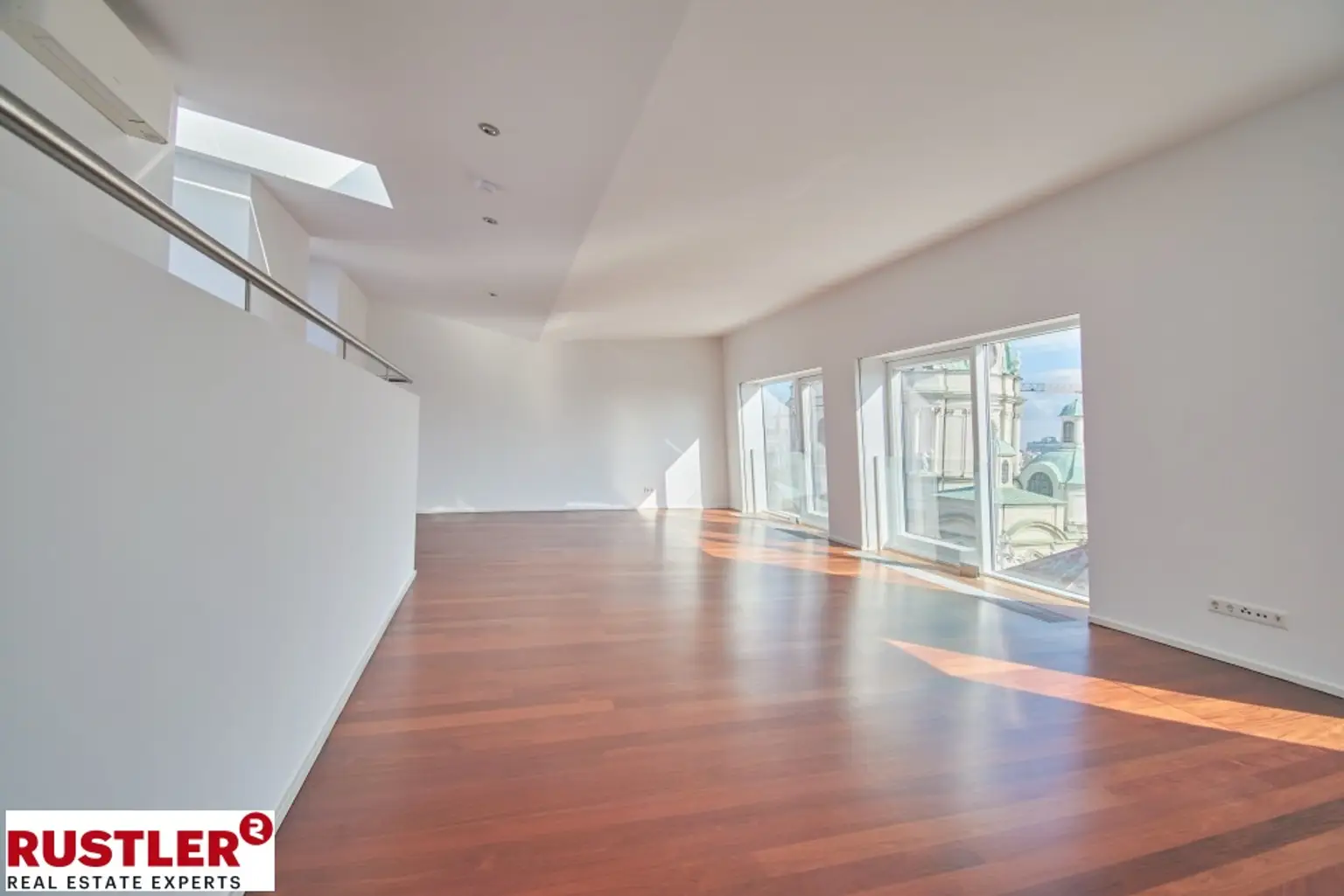 TRAUMHAFTE DG-WOHNUNG MIT BLICK AUF DIE KARLSKIRCHE!