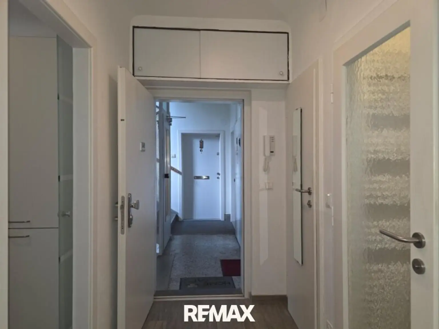 15 ETW 1210 - Blick Richtung Stiegenhaus