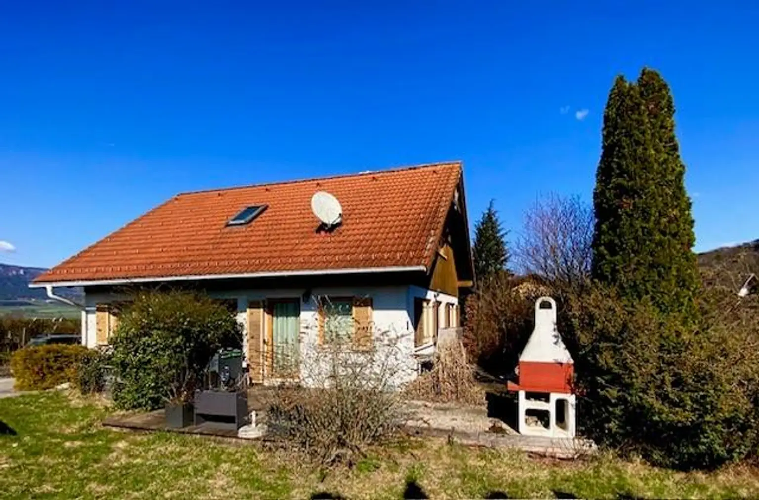Ansicht mit Terrasse und Grillplatz