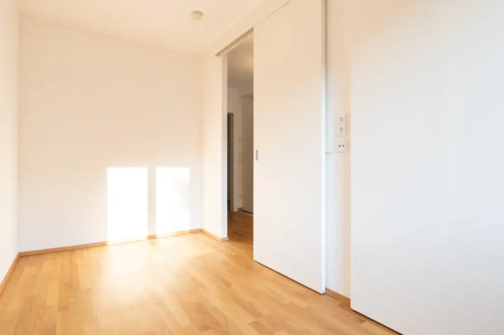 ZUM VERKAUFEN! Attraktive Kapitalanlage: Vermietete charmante Kleinwohnung mit großzügigem Balkon und Tiefgaragenstellplatz! Nähe U6 Spitz!