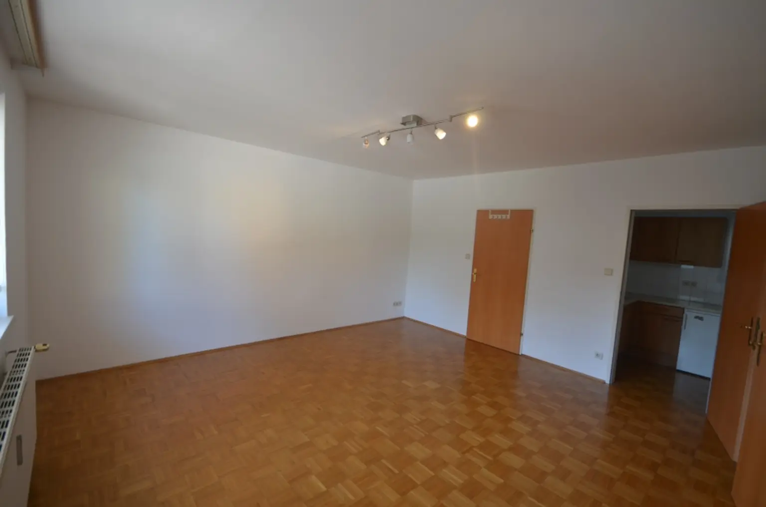 Wohn-Schlafzimmer.