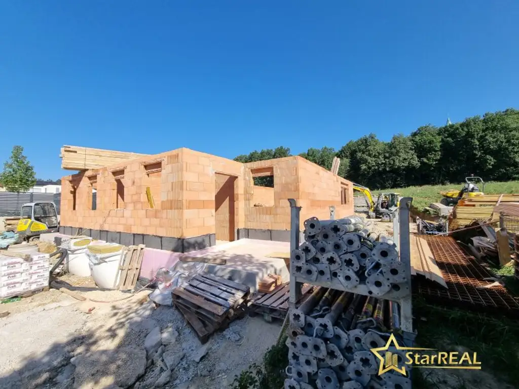 BAUBEGINN ERFOLGT! IDEAL FÜR FAMILIEN! 5-ZIMMER-ZIEGELHAUS MIT UNVERBAUBAREN AUSBLICK. MIT KELLER, BALKON, TERRASSE, CARPORT UND GROSSEM GARTEN.