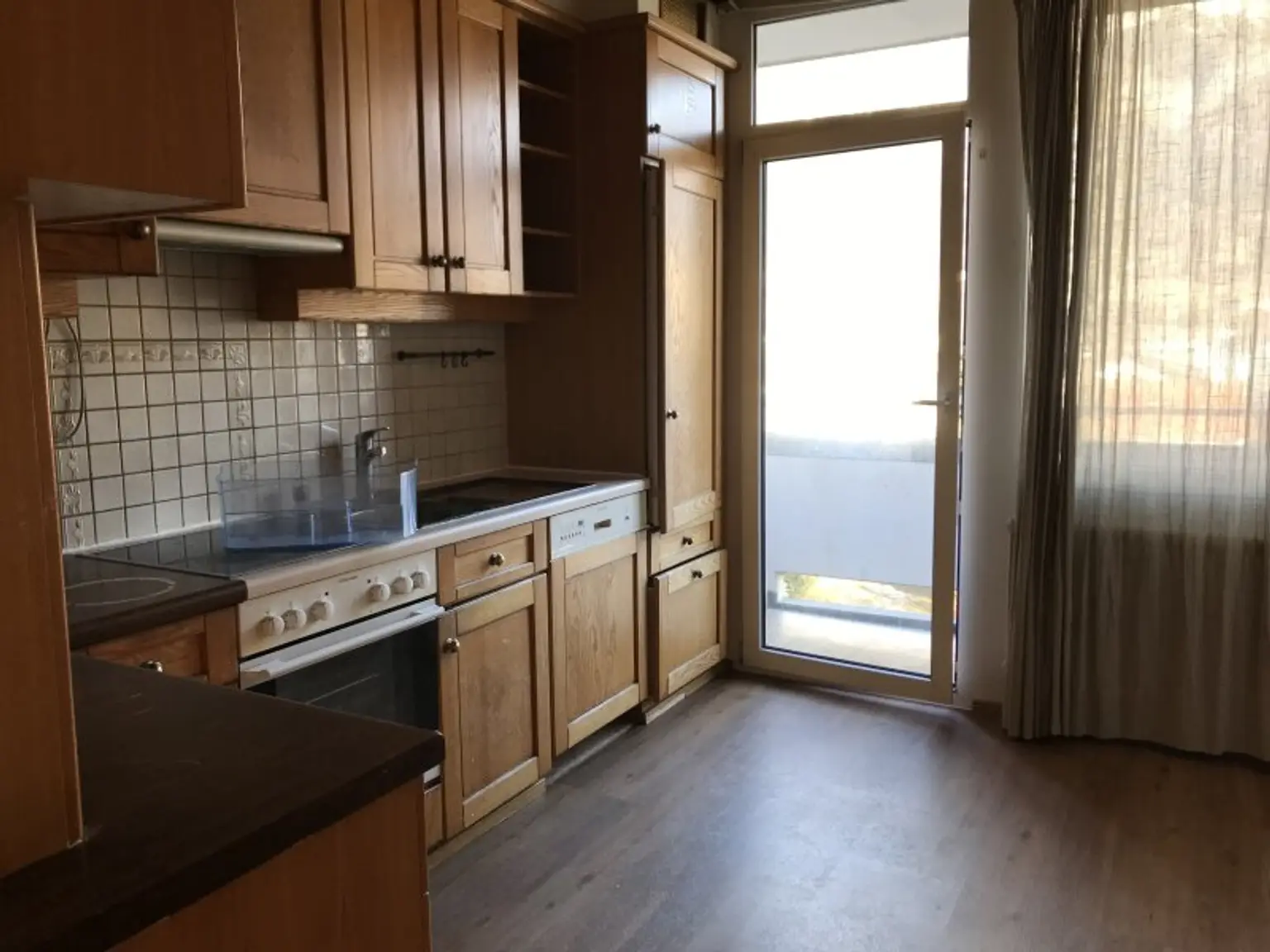 Küche mit Zugang zum Nord-Balkon