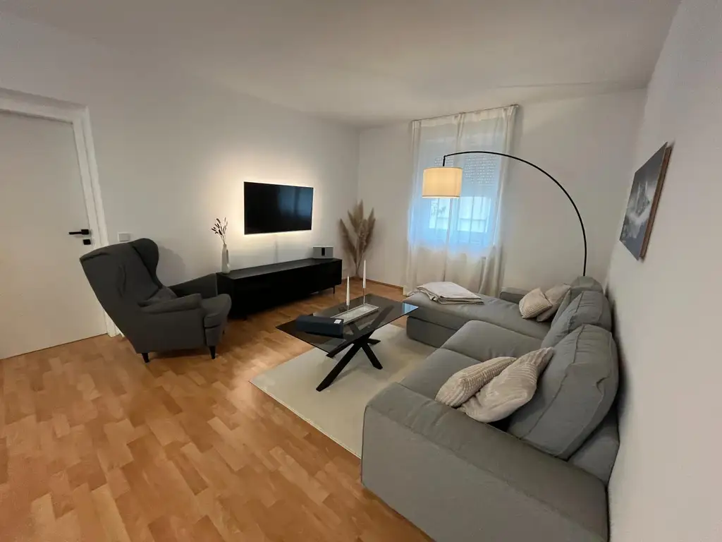 Moderne, gemütliche Wohnung mit Loggia und Tiefgaragenplatz
