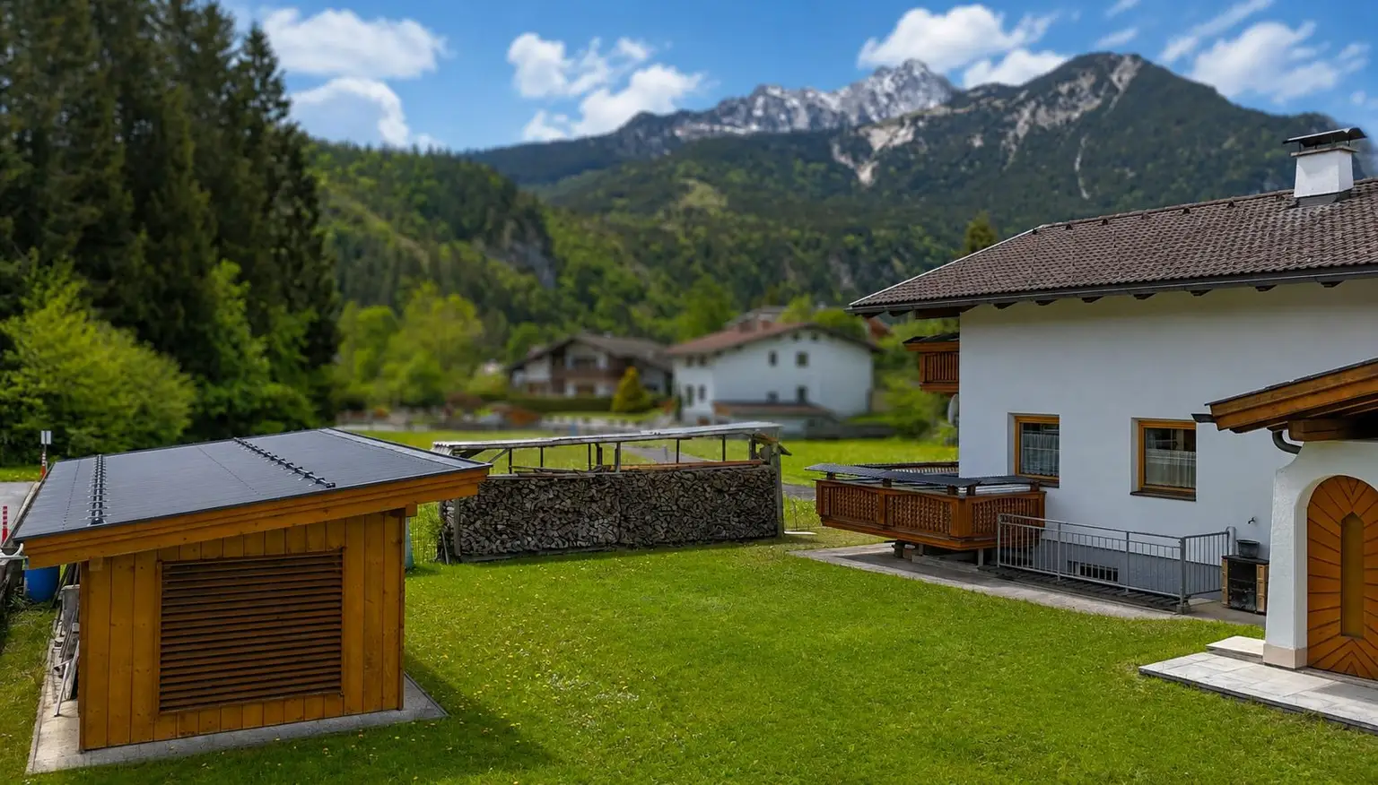 Pflach - Haus - Drohnenansicht Garten Himmel