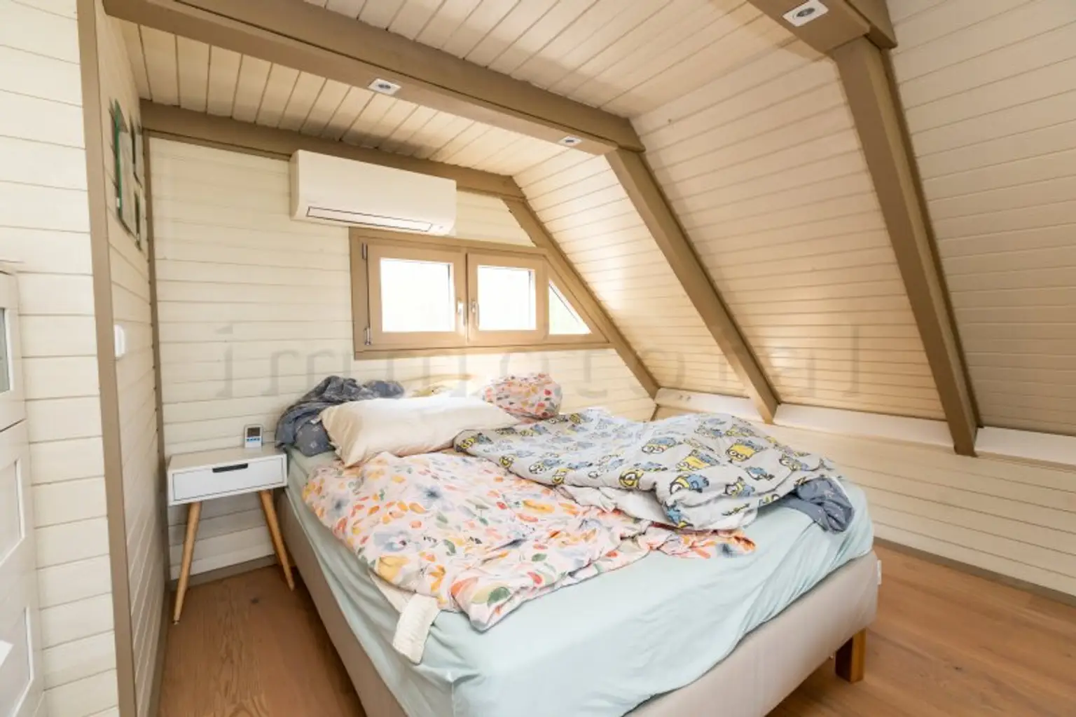 Neu adaptierte Spitzhütte in Toplage am offenen See