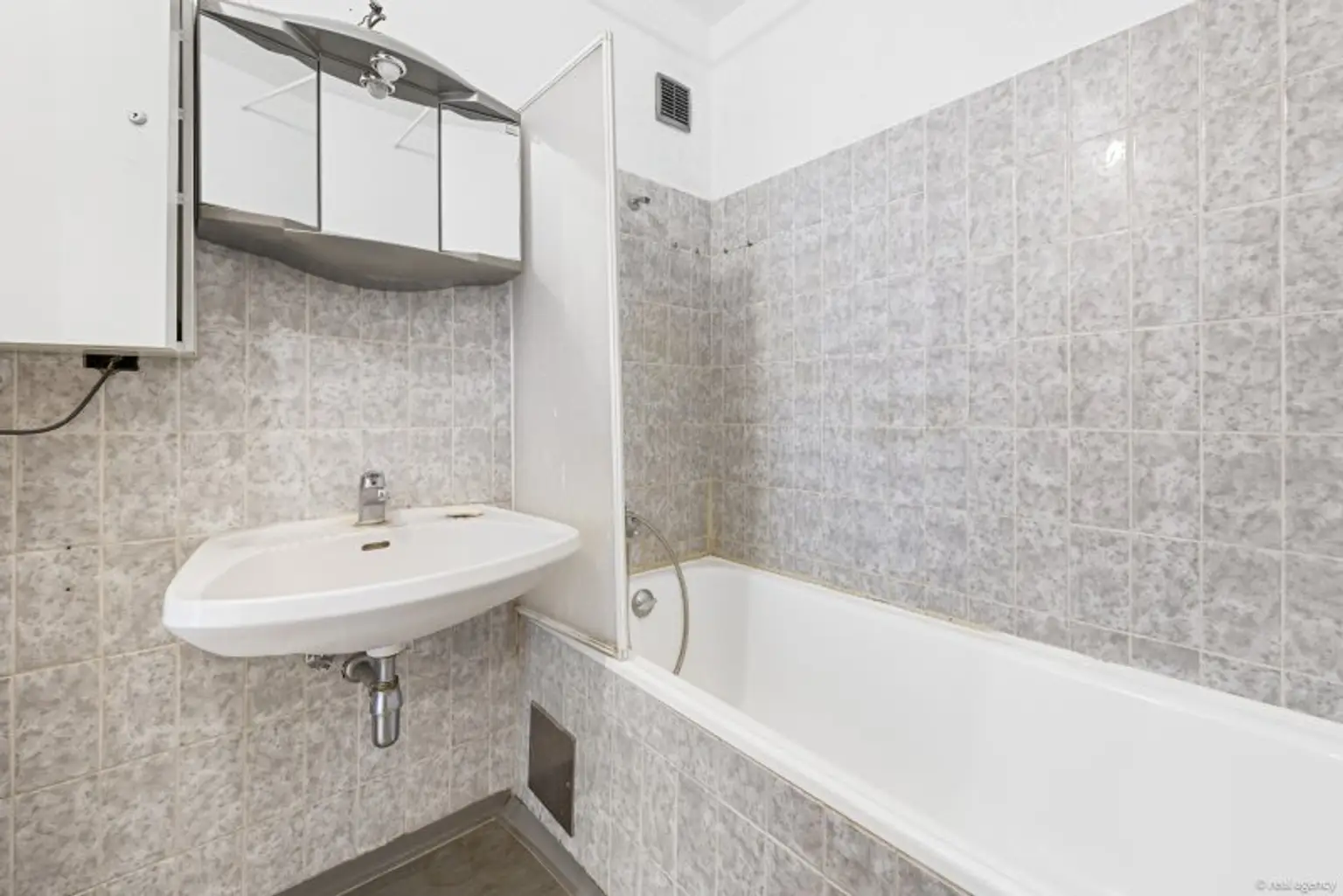 Ansicht Badezimmer mit Badewanne