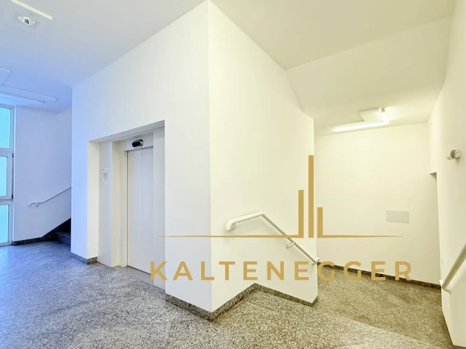 Lift für 13 Personen und Stiegenhaus