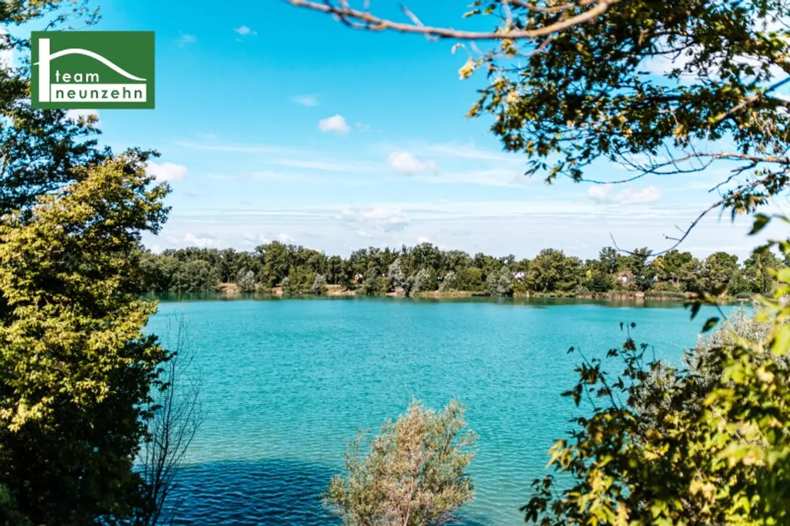 Bestlage am Wasser - direkt beim Hirschstettner Badeteich mit vermutlich der besten Aussicht Wiens! Ein Balkon zum Verlieben!