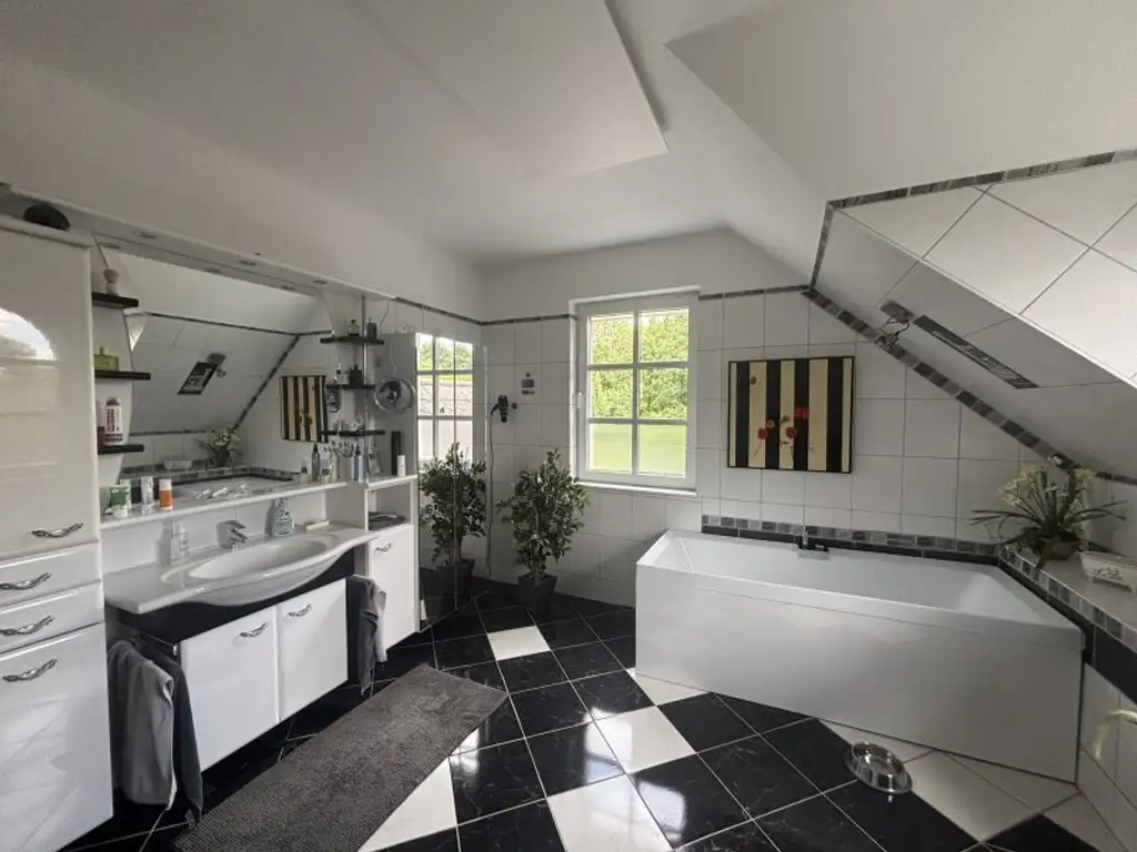 Luxus und Wohlbefinden - Traumvilla mit uneinsehbarem Garten in Grünlage
