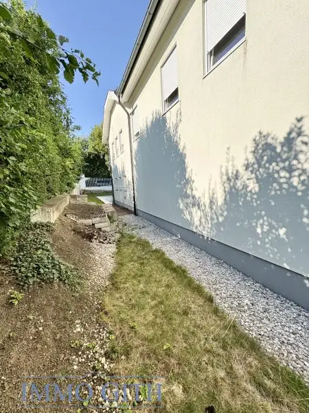 GROSSZÜGIGE DOPPELHAUSHÄLFTE IN GRÜNRUHELAGE MIT WIENBLICK IN MARIA ENZERSDORF ZU MIETEN!