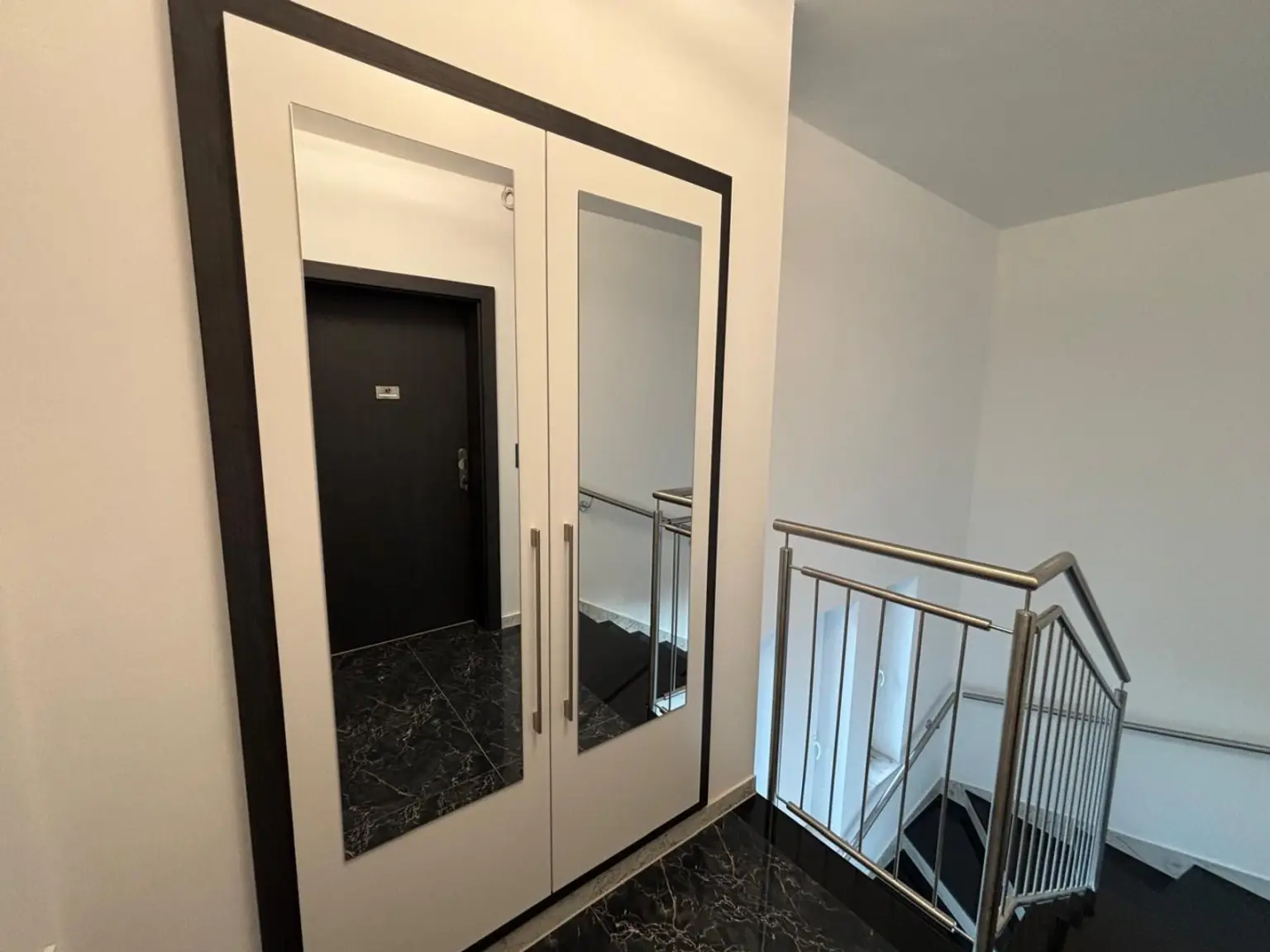 Stiegenhaus OG Wohnungseingang