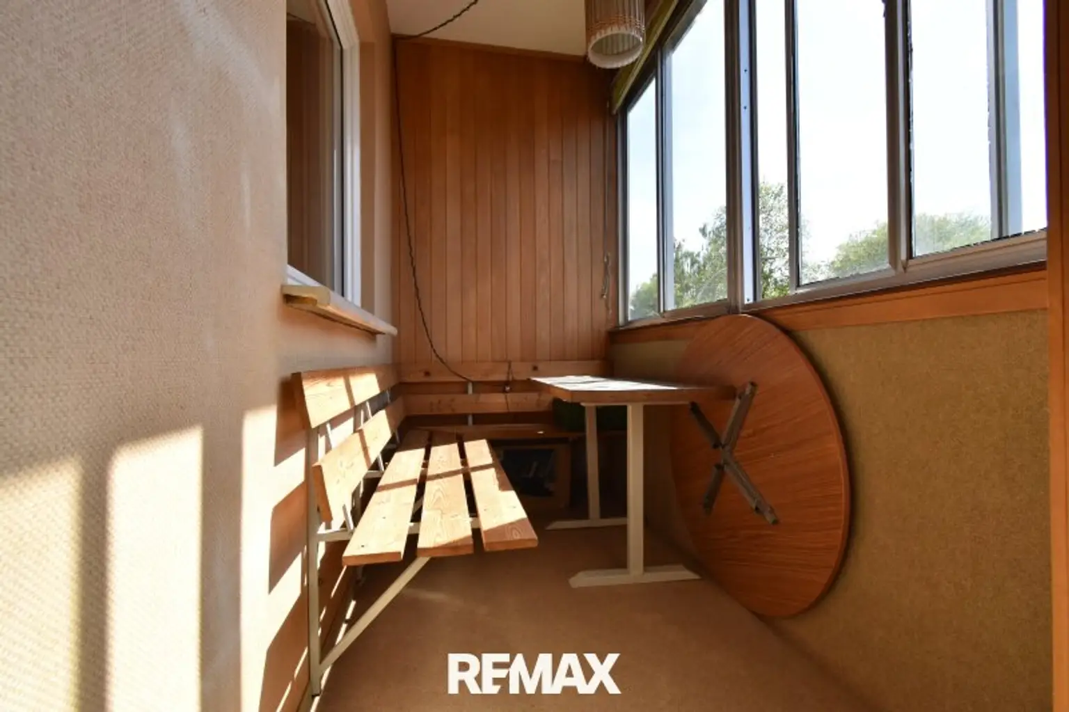 Loggia (über das Wohnzimmer zugänglich)