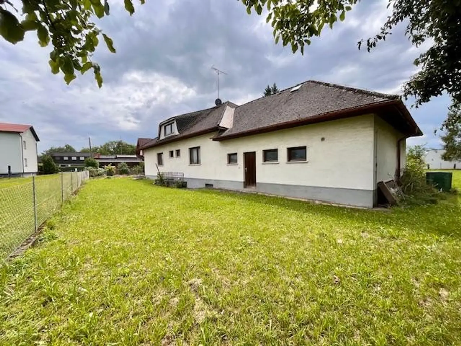 Ruhig gelegenes Baugrundstück mit Altbestand am Stadtrand von Wels zu verkaufen