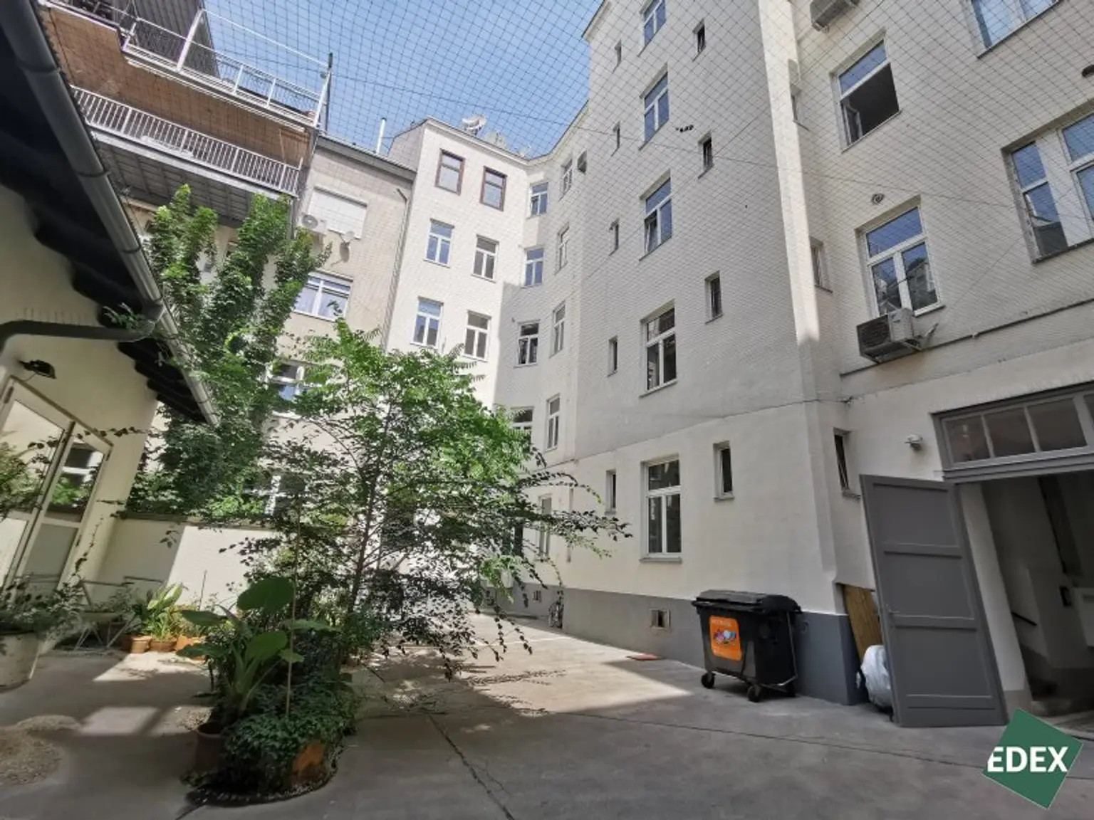 Sanierungsbedürftige Drei-Zimmer-Wohnung direkt an der U3