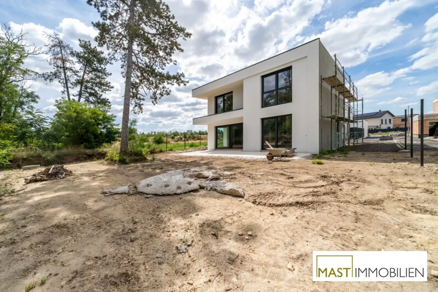 ERSTBEZUG - Modernes Einfamilienhaus mit 148 m² Wohnfläche, Balkon, Terrasse & 2 PKW-Stellplätzen in Strasshof – belagsfertig!