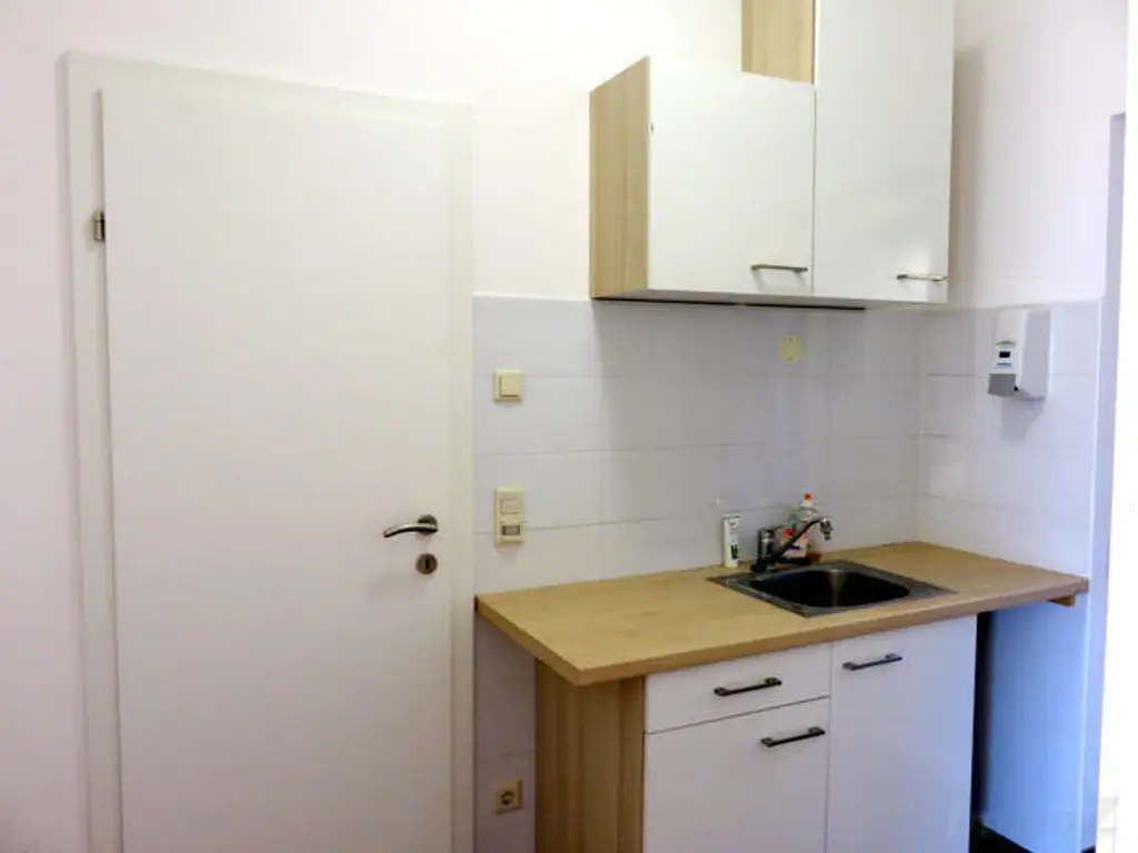 Portal-Geschäftslokal - Büro mit Parkplatz - keine Gastronomie!