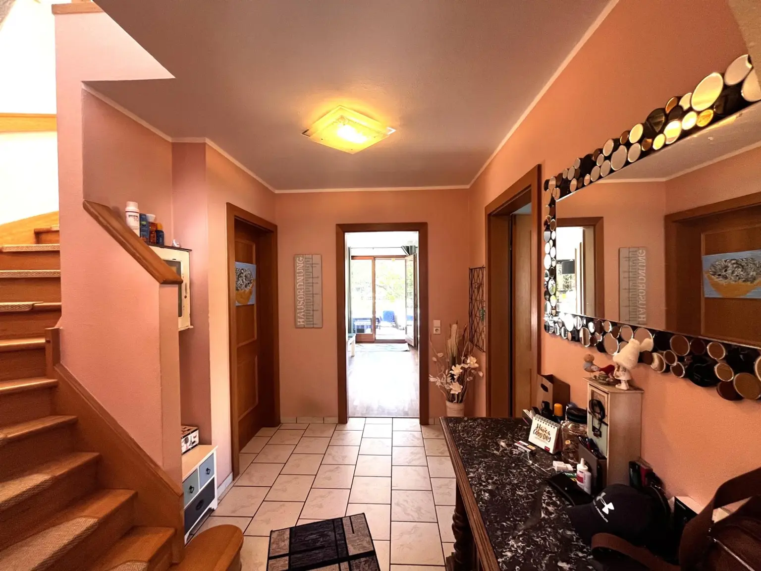 "Solides Haus mit Garten und Pool"