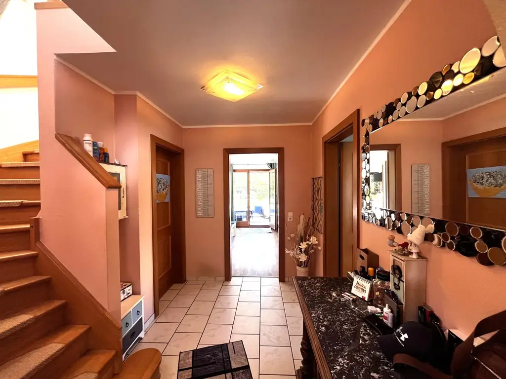 "Solides Haus mit Garten und Pool"