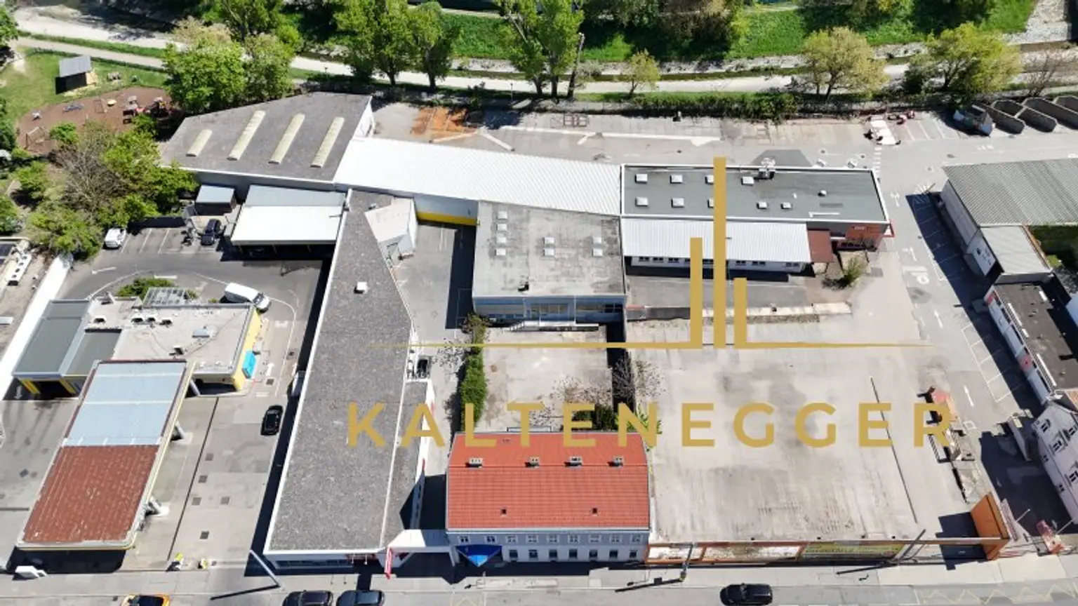 Zinshaus mit signifikantem Entwicklungspotenzial und bestandsfreien Flächen