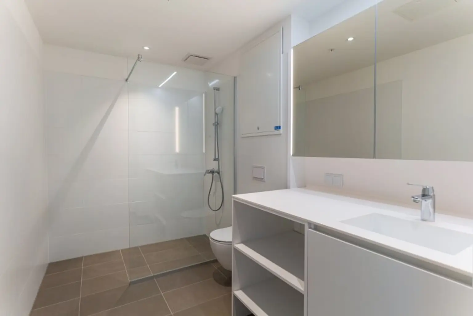 Serviced Apartment! All inclusive (Strom, Heizung, Internet + TV, Fitness) Wohnen im TABA Tower!