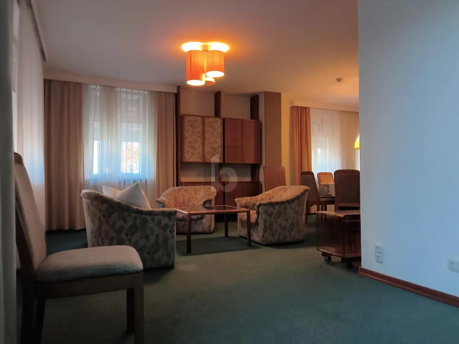 VORTEILHAFTE KOMBINATION AUS EXTRA VIEL FLÄCHE UND GEWERBLICHER NUTZUNG