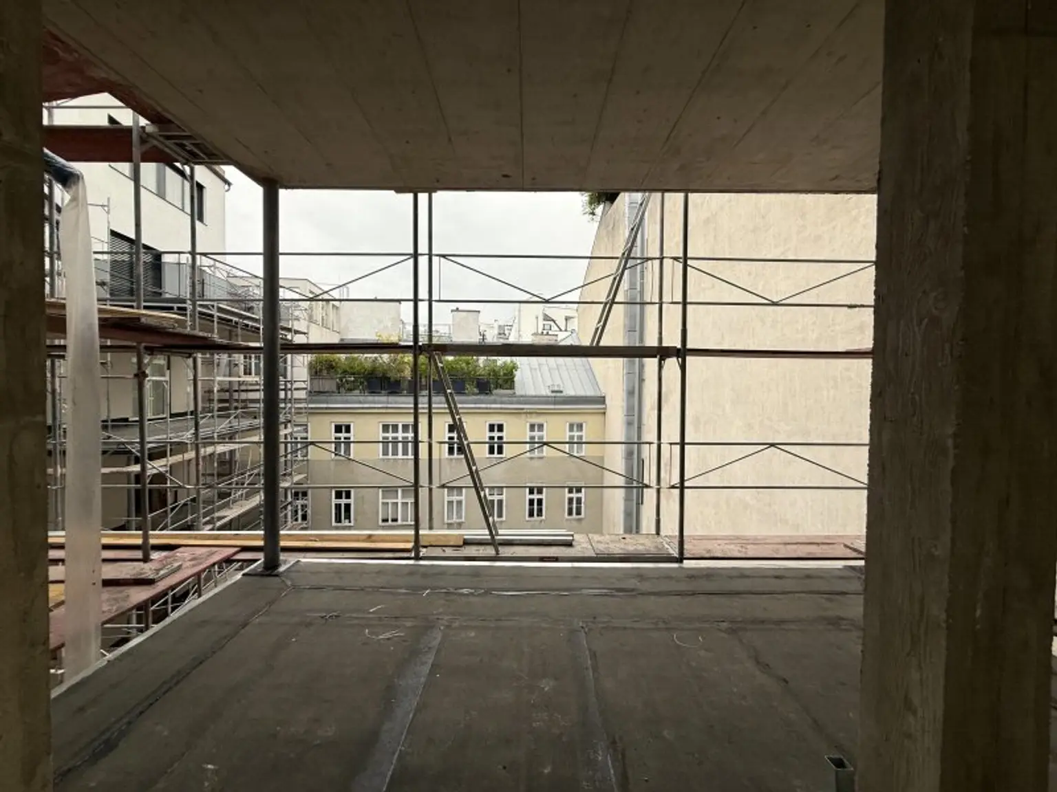 Representative helle Altbau- Wohnung mit Terrasse - 5 Minuten vom Stadtzentrum - Servitenviertel