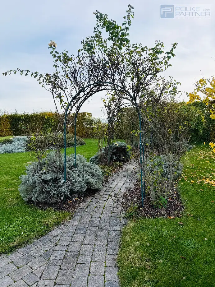 GARTENPARADIES   -  9.000 M² - 
LANDHAUS IN PARKLANDSCHAFT  
NUR 30 MINUTEN VON WIEN