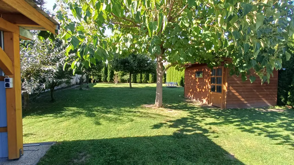 Vollkomfort Einfamilienhaus mit Pool, Sonnenterrasse und großem Garten