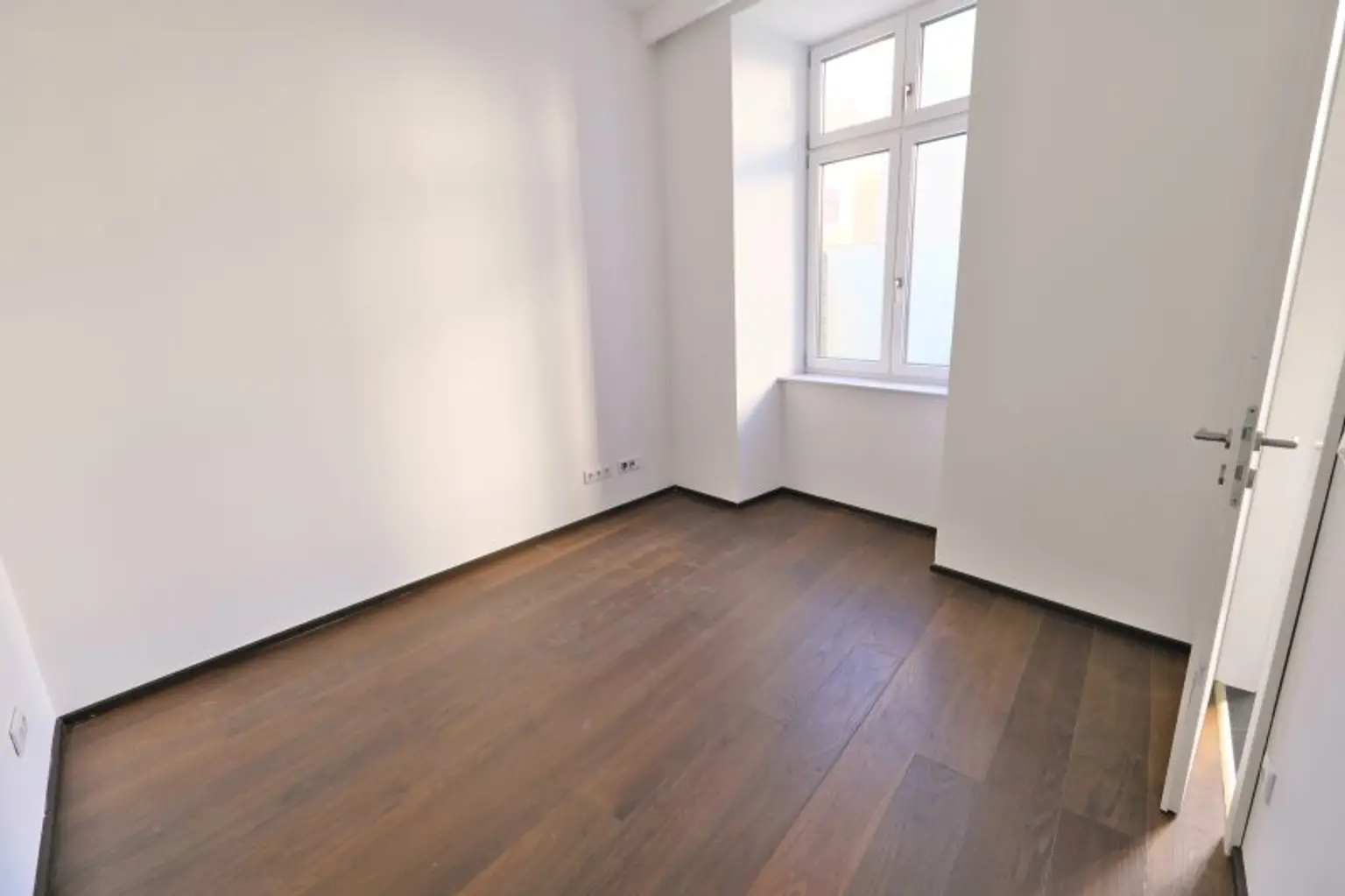 SIEBENBRUNNENPLATZ: Wohnküche + 2 Zimmer + 32 m² Terrasse (neben neuer U2-Station Reinprechtsdorfer Straße)
