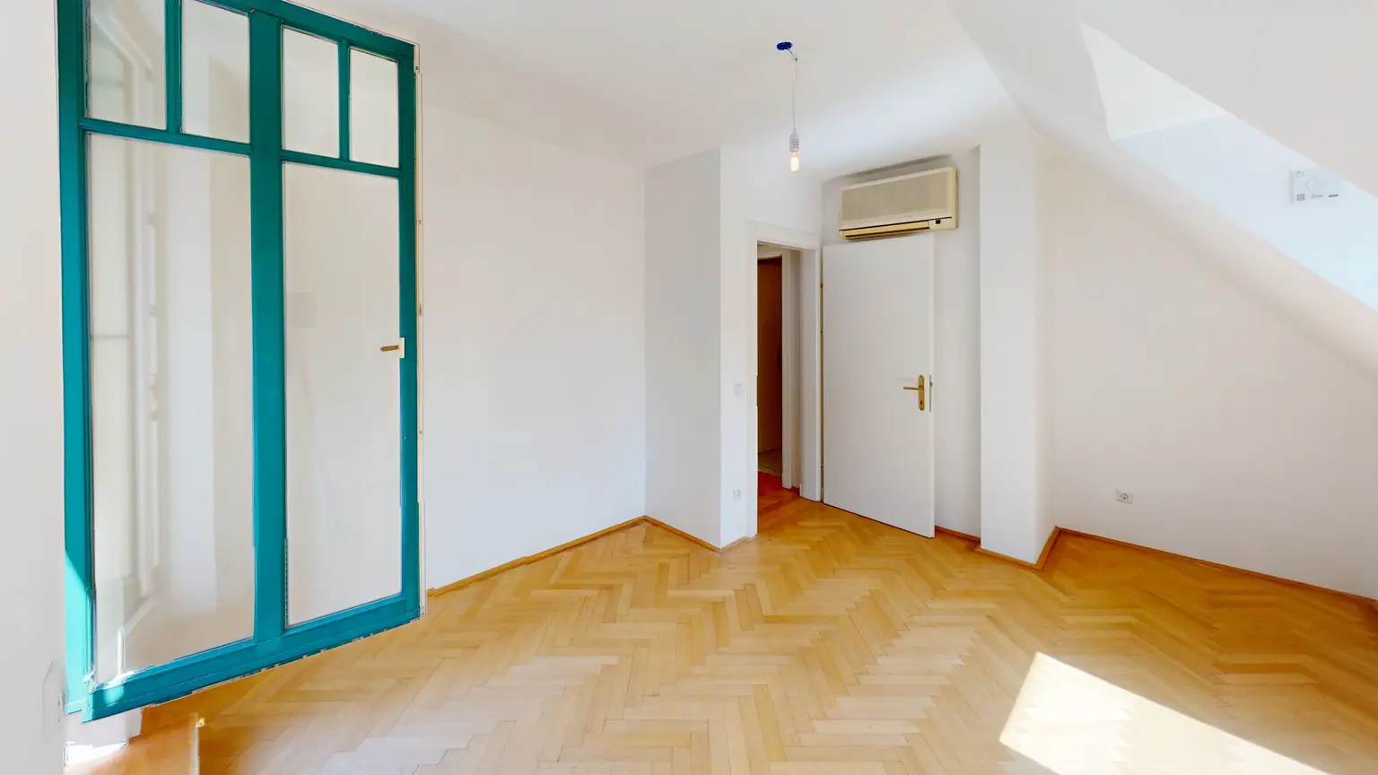 Elegante Dachgeschosswohnung mit Gartenblick, Terrassen und Garage