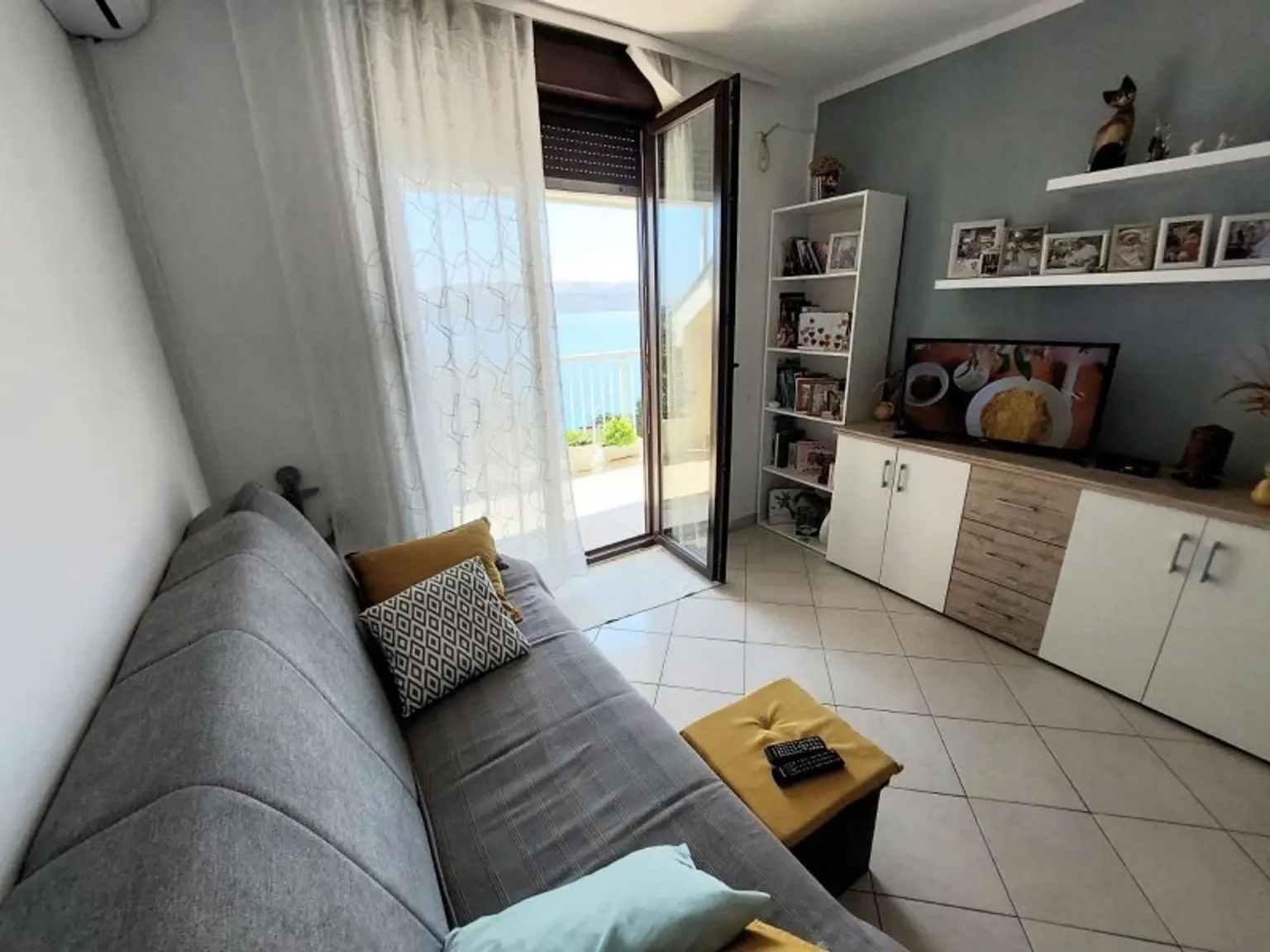 Neuwertige Etagenwohnung mit Terrasse und Blick auf das Meer