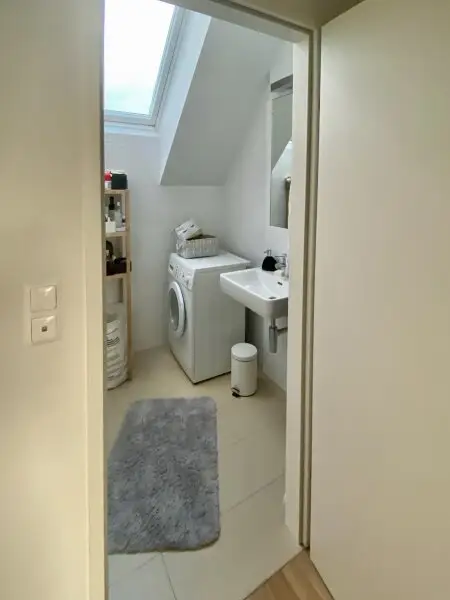 VOLL MÖBLIERTES traumhaft ruhiges Dachgeschoss-Appartement mit Terrasse und perfektem Öffi-Anschluß