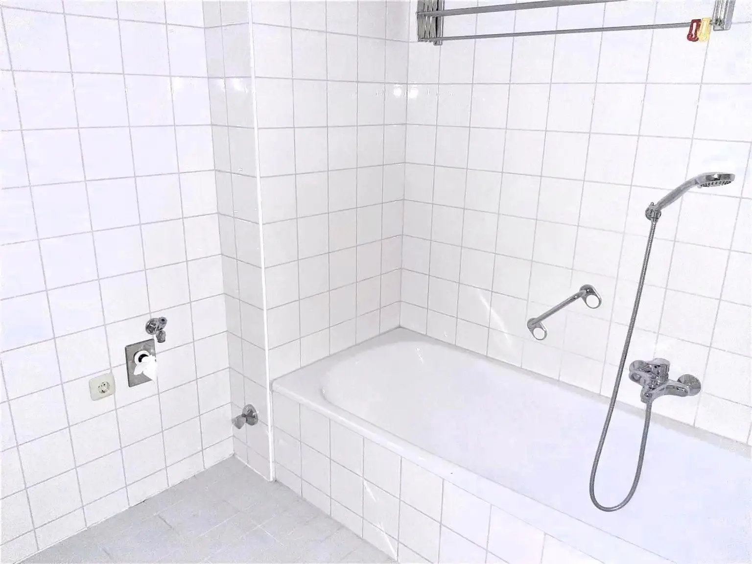 großes Badezimmer mit Wanne und Dusche