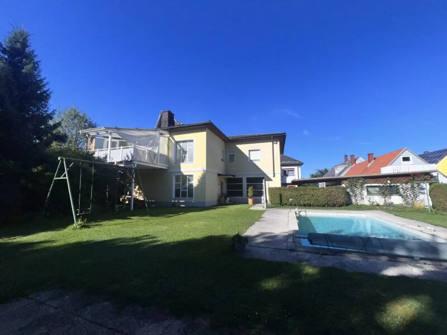 Geschäftshaus mit Wohnung + privatem Wohnhaus mit Pool und wunderschönem Garten – vielseitig nutzbar und top gelegen
