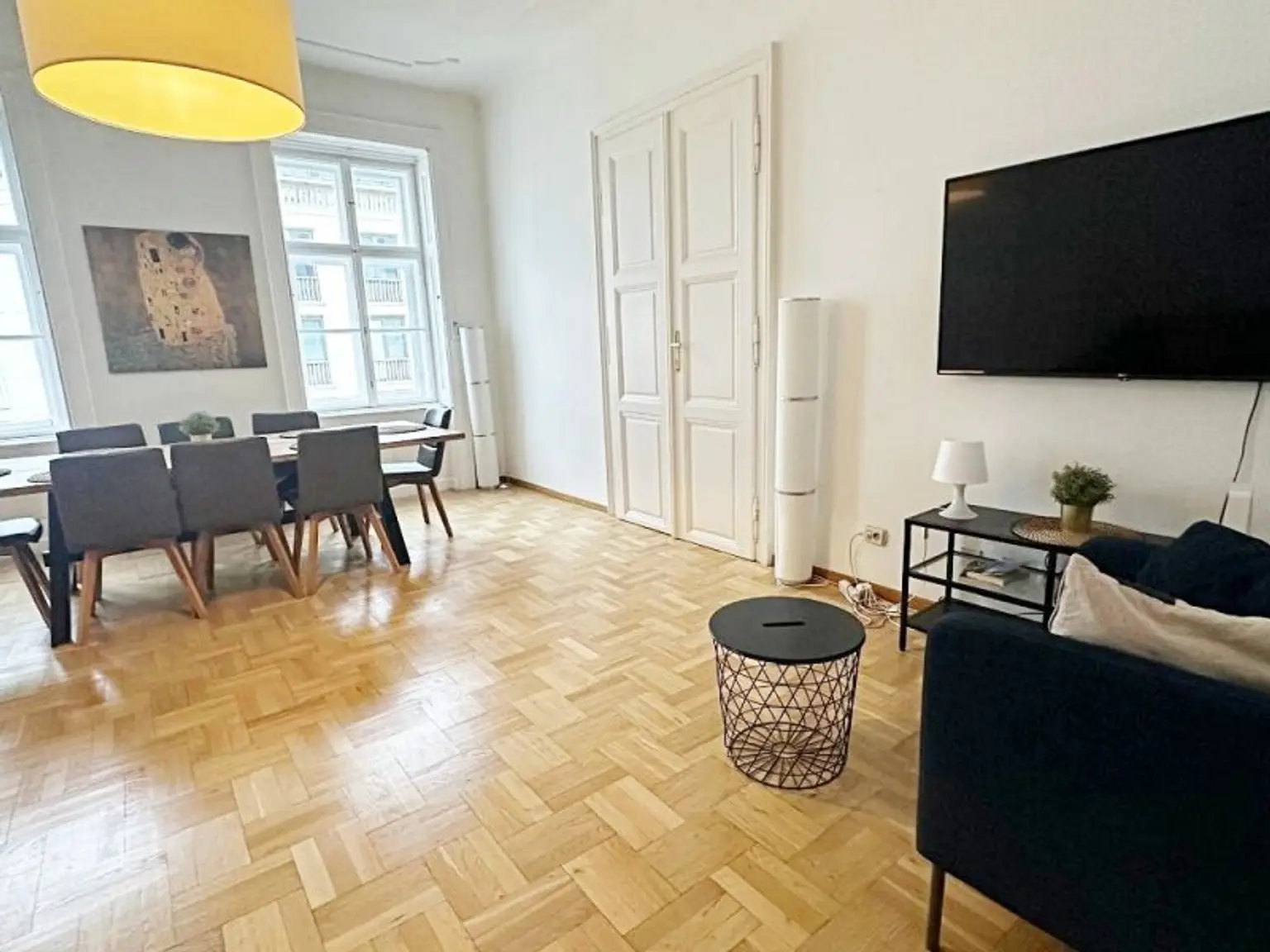 OPERNRING, STAATSOPER, klimatisierte 106 m2 Altbau, 3 Zimmer, Möblierung möglich, Extraküche, 2 Bäder, 4. Liftstock