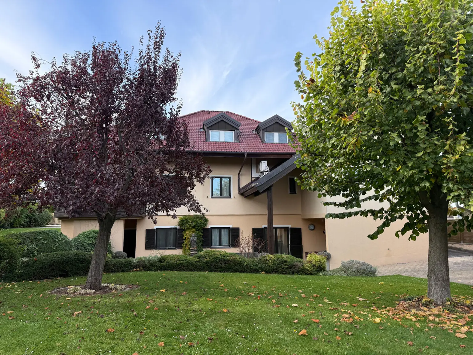 GARTENPARADIES   -  9.000 M² - 
LANDHAUS IN PARKLANDSCHAFT  
NUR 30 MINUTEN VON WIEN