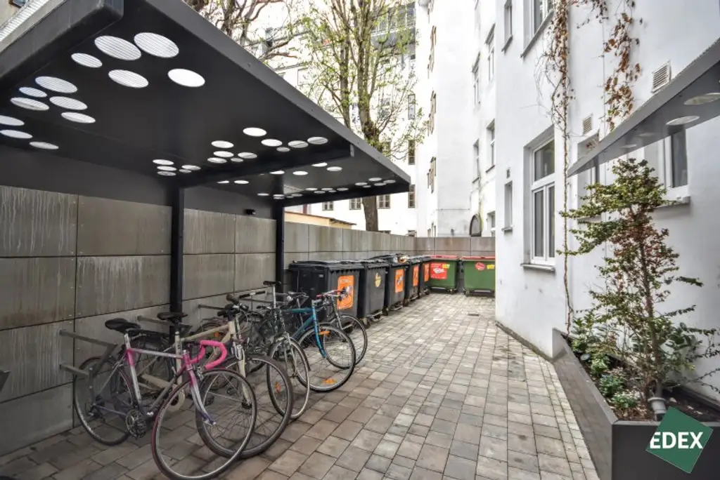 Sanierungsbedürftige 4-Zimmer-Altbauwohnung mit viel Charme