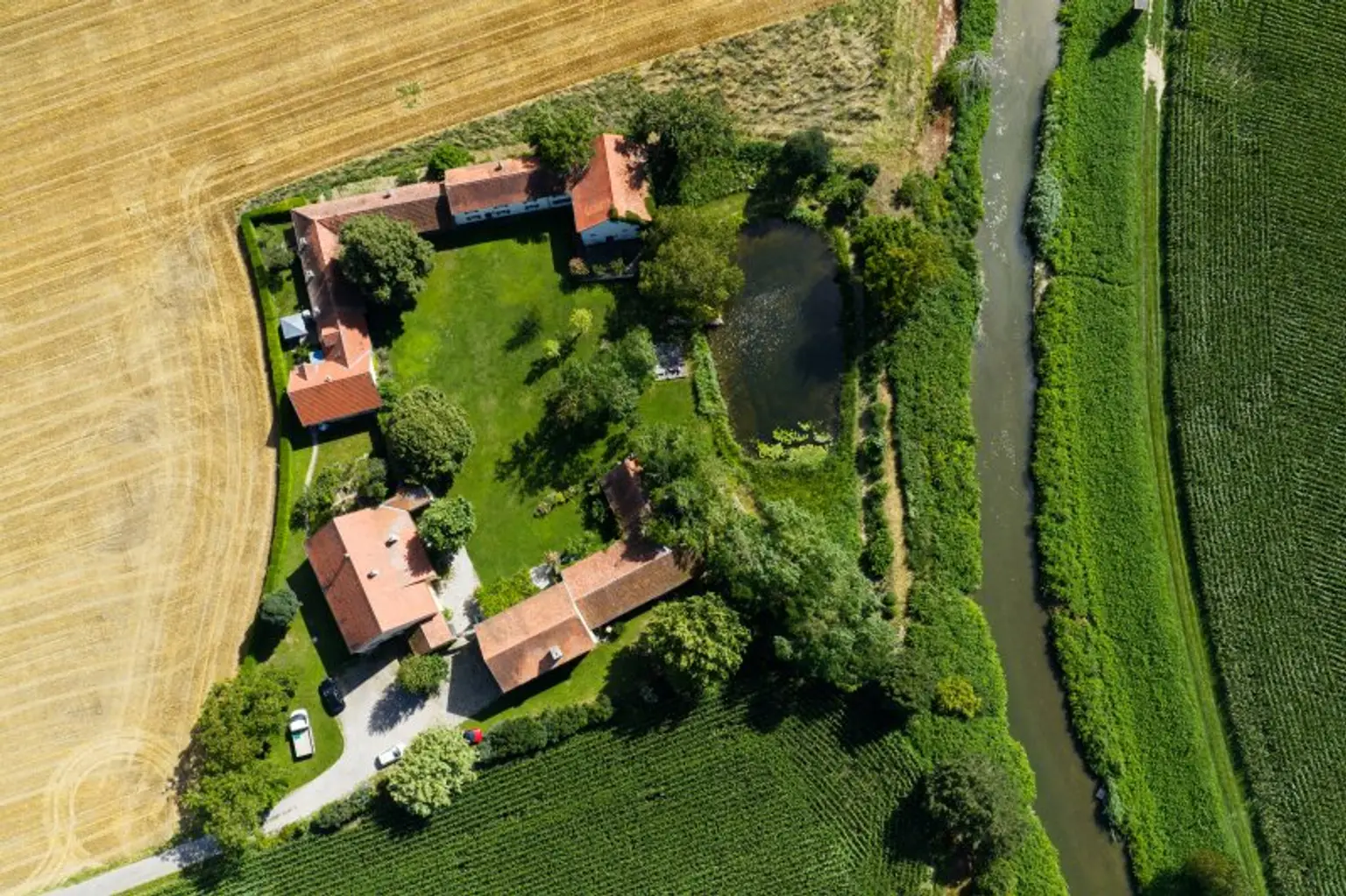 Historische Mühle inmitten von Wiesen und Feldern, nur unweit von Wien