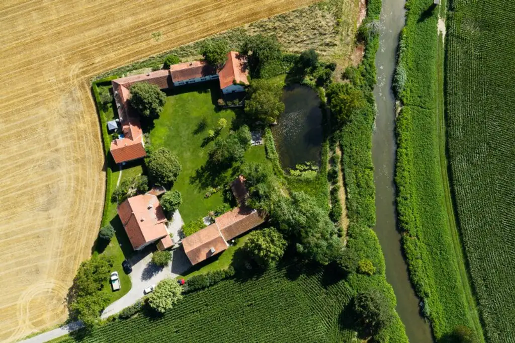 Historische Mühle inmitten von Wiesen und Feldern, nur unweit von Wien