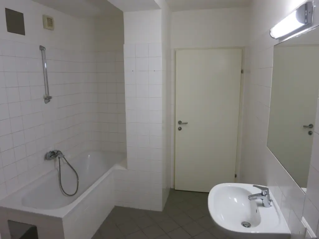 GROSSRAUMGARCONNIERE mit 2 BÄDERN zur unbefristeten Anmietung