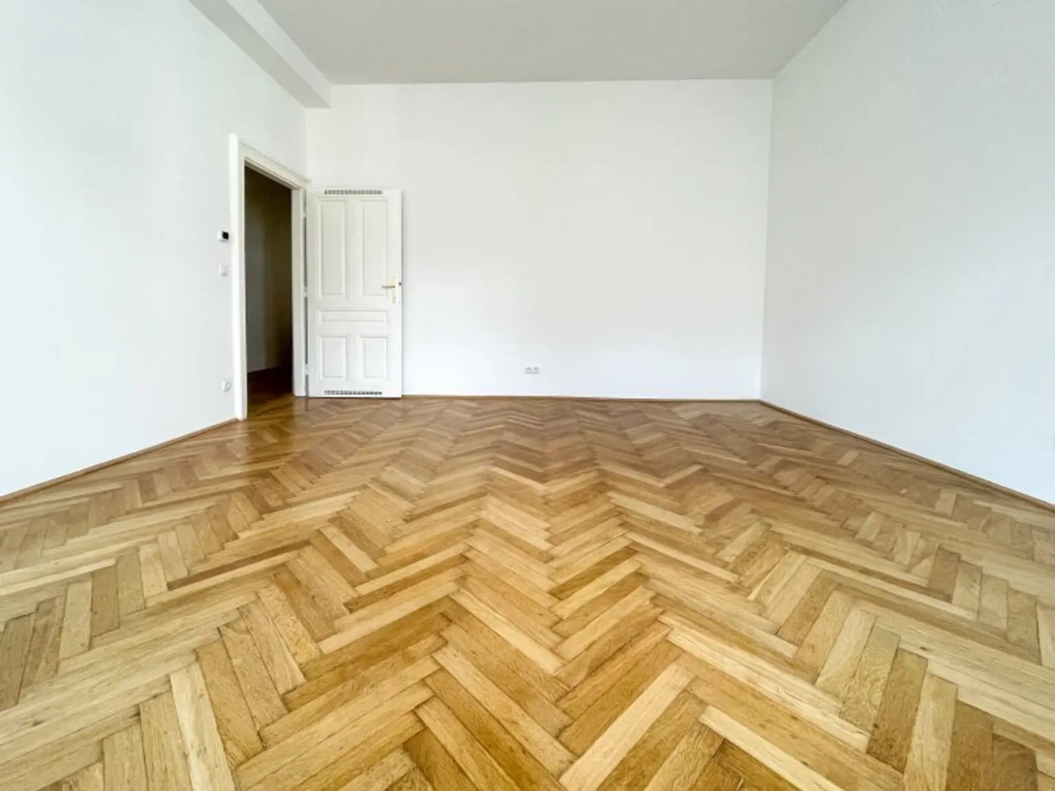 KOMPLETT HOFSEITIG: helle Stilaltbauwohnung mit separater Küche
